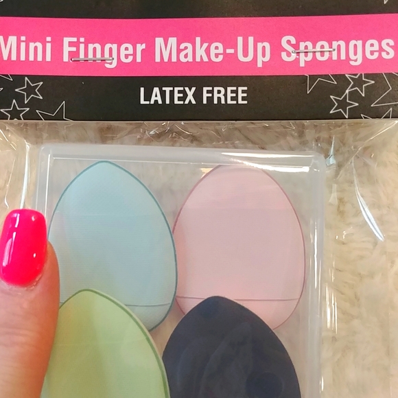🎉2/$16NEW Mini Finger Makeup Sponges in Case with Wet n Wild Smokey Liner Brush - Picture 2 of 3